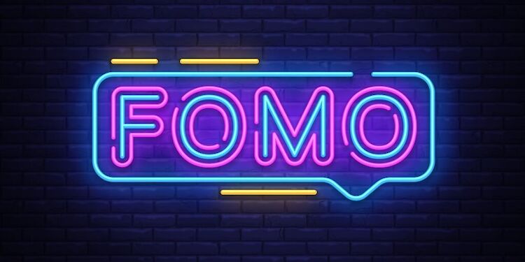 Neon verlichting met de letters 'FOMO' in een denkwolkje