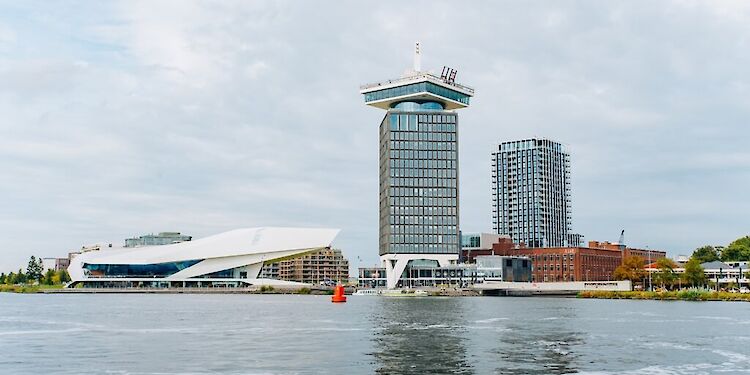 Skyline van Amsterdam Noord met A'DAM Lookout toren.
